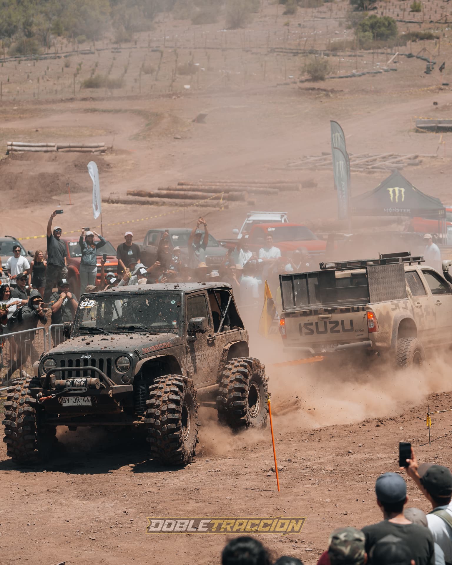 Jeep Rubicon con neumáticos de barro arrastrando a su rival en la Guerra de Tiro