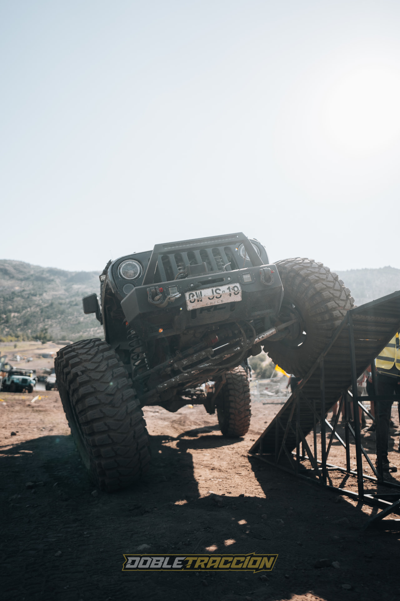 Jeep negro levantando una rueda sobre la rampa del Max Flex
