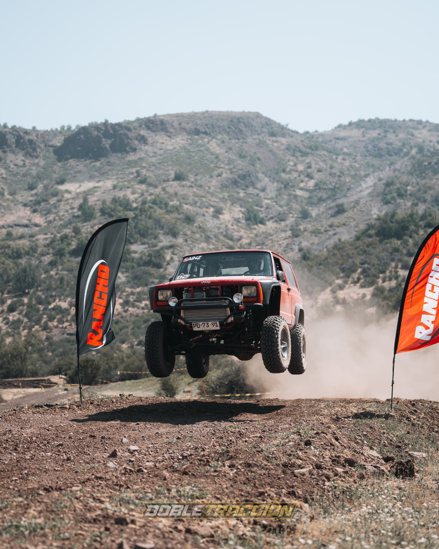 Jeep Cherokee rojo en pleno vuelo durante su vuelta cronometrada