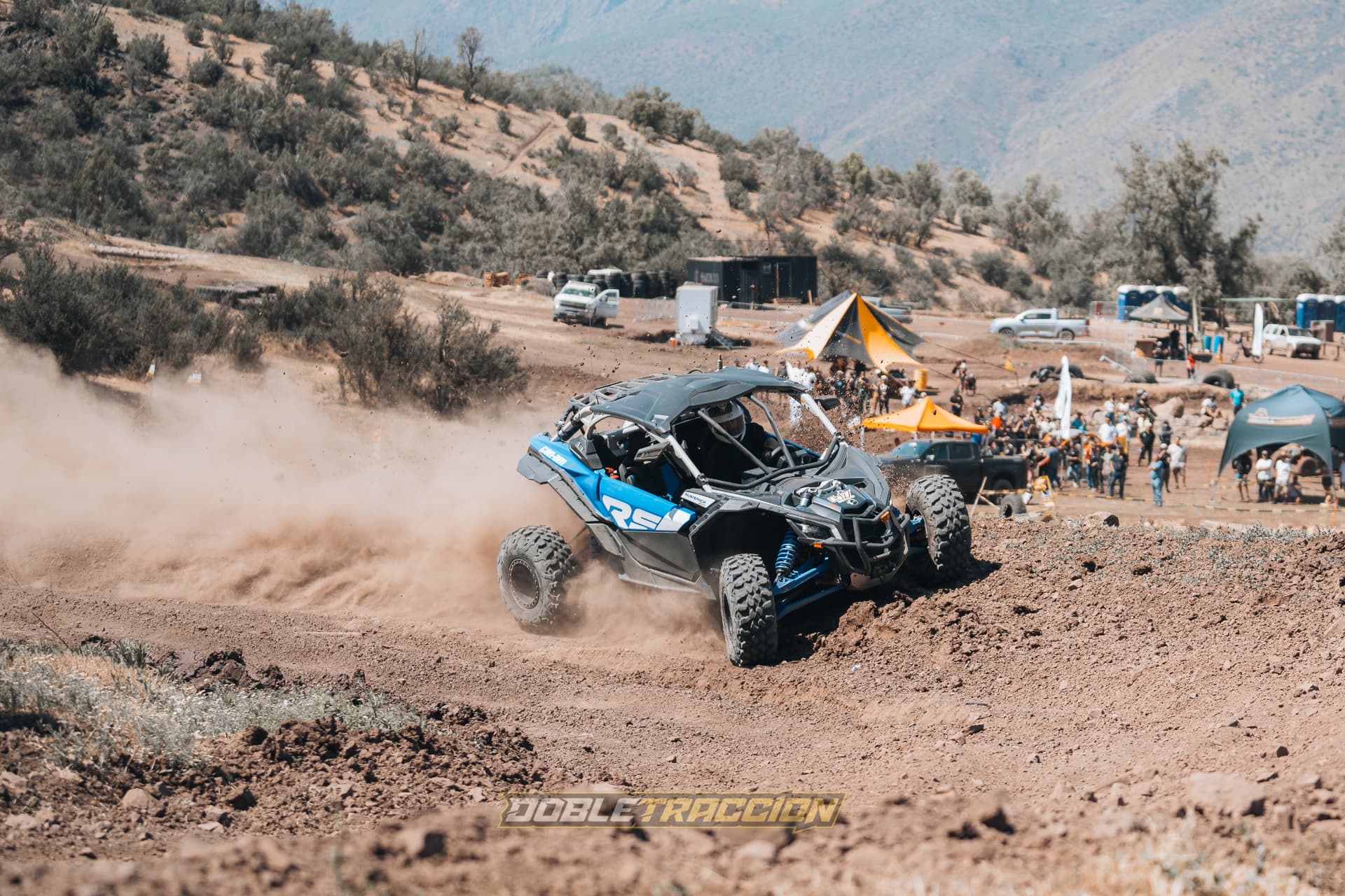 UTV Can-Am azul derrapando en curva frente al público