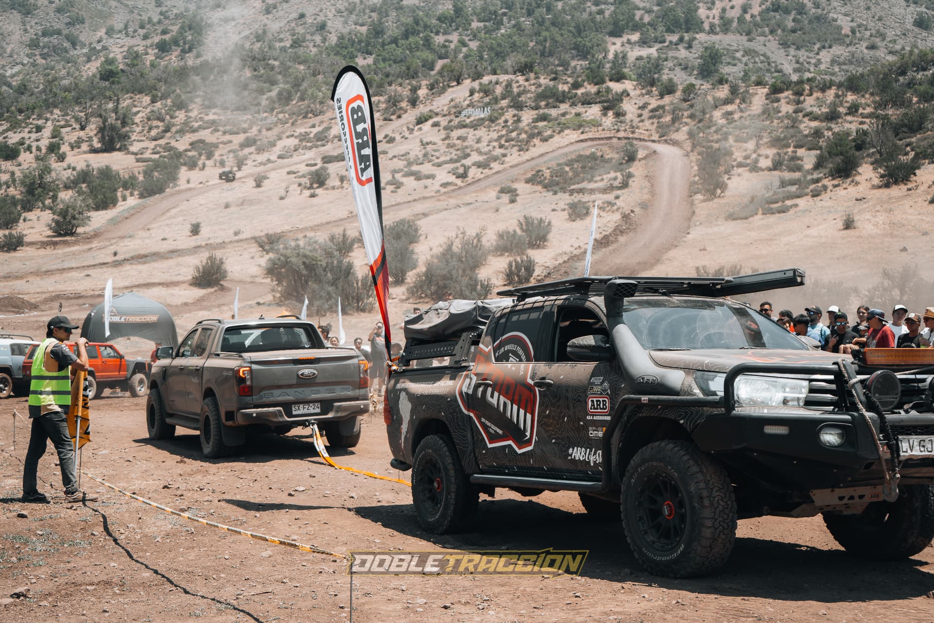 Toyota Hilux preparada y Ford Ranger conectadas por la eslinga de tiro