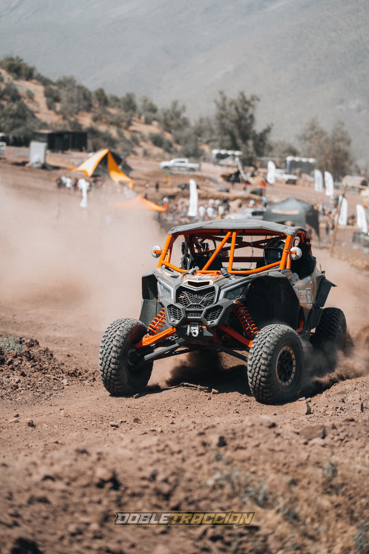 UTV Can-Am naranjo atacando de frente la subida del circuito