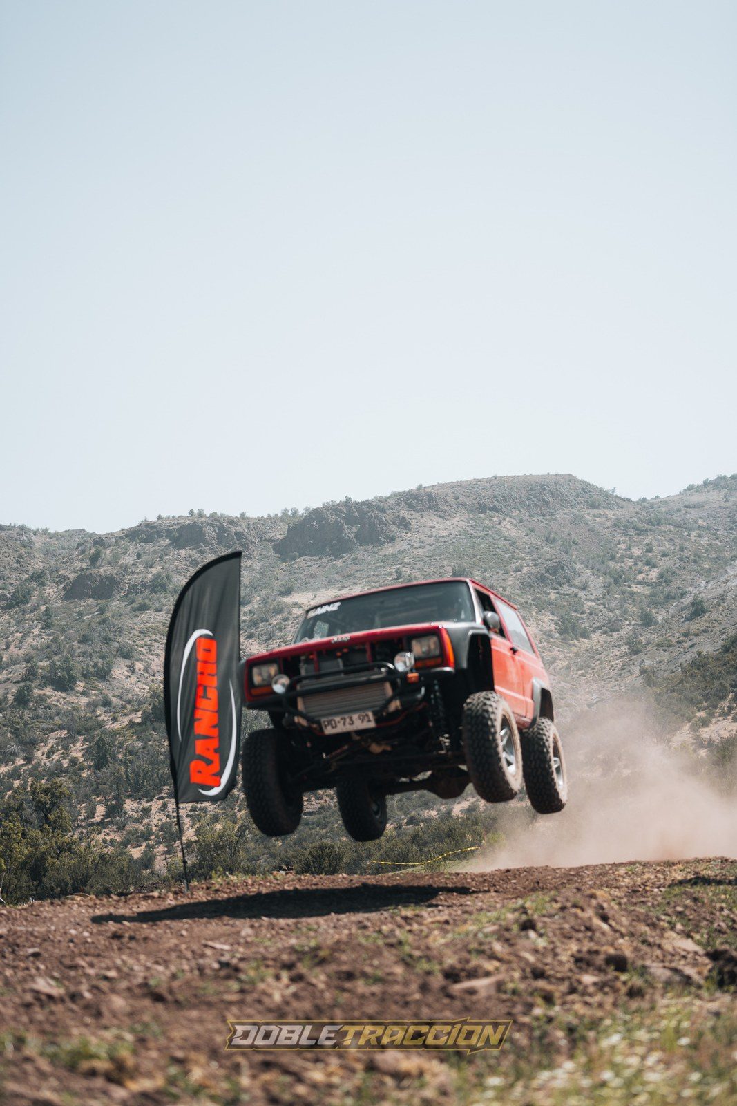 Camioneta 4x4 saltando en competencia