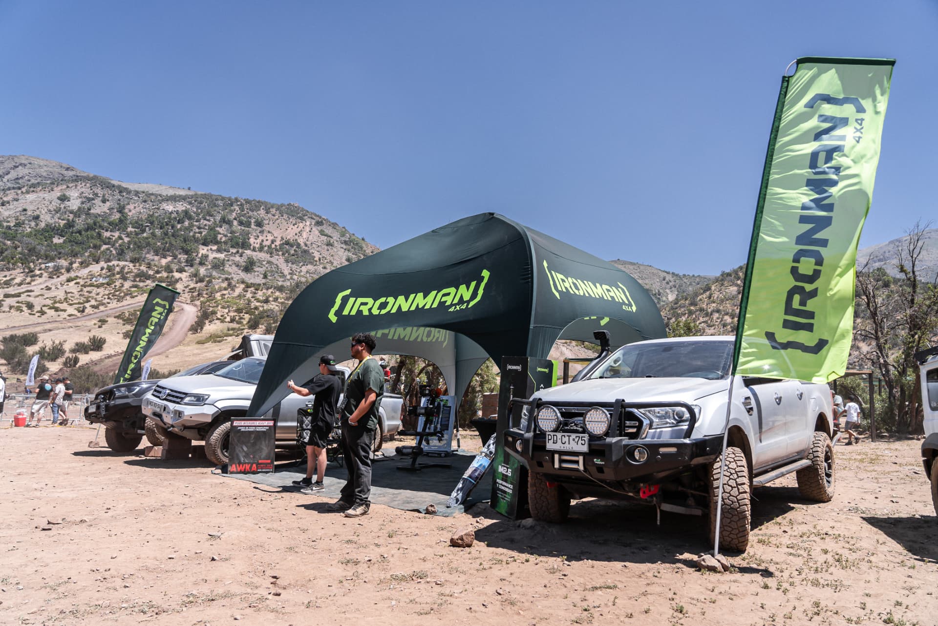 Stand de Ironman 4x4 con camionetas equipadas