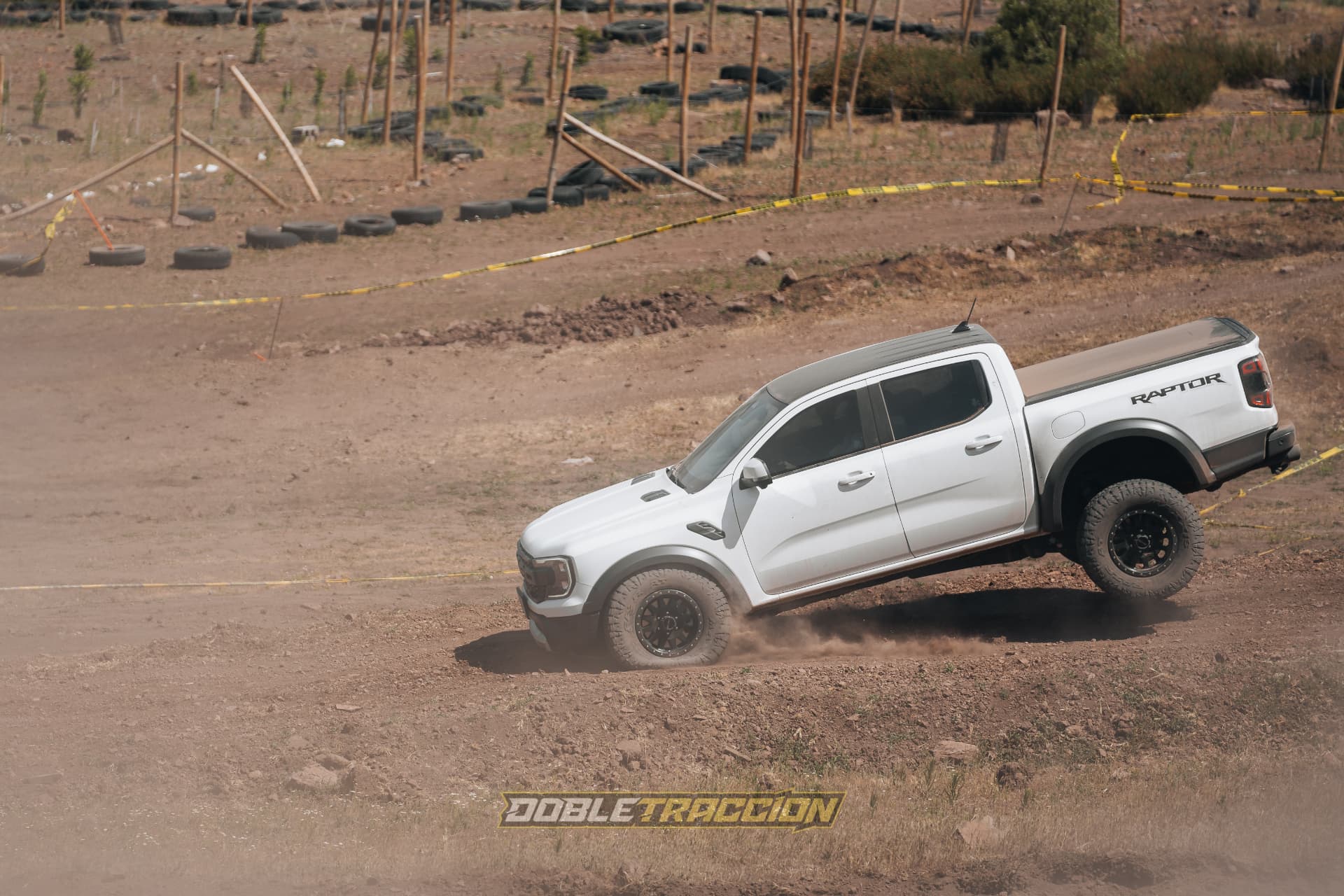 Ford Ranger Raptor blanca de perfil levantando polvo