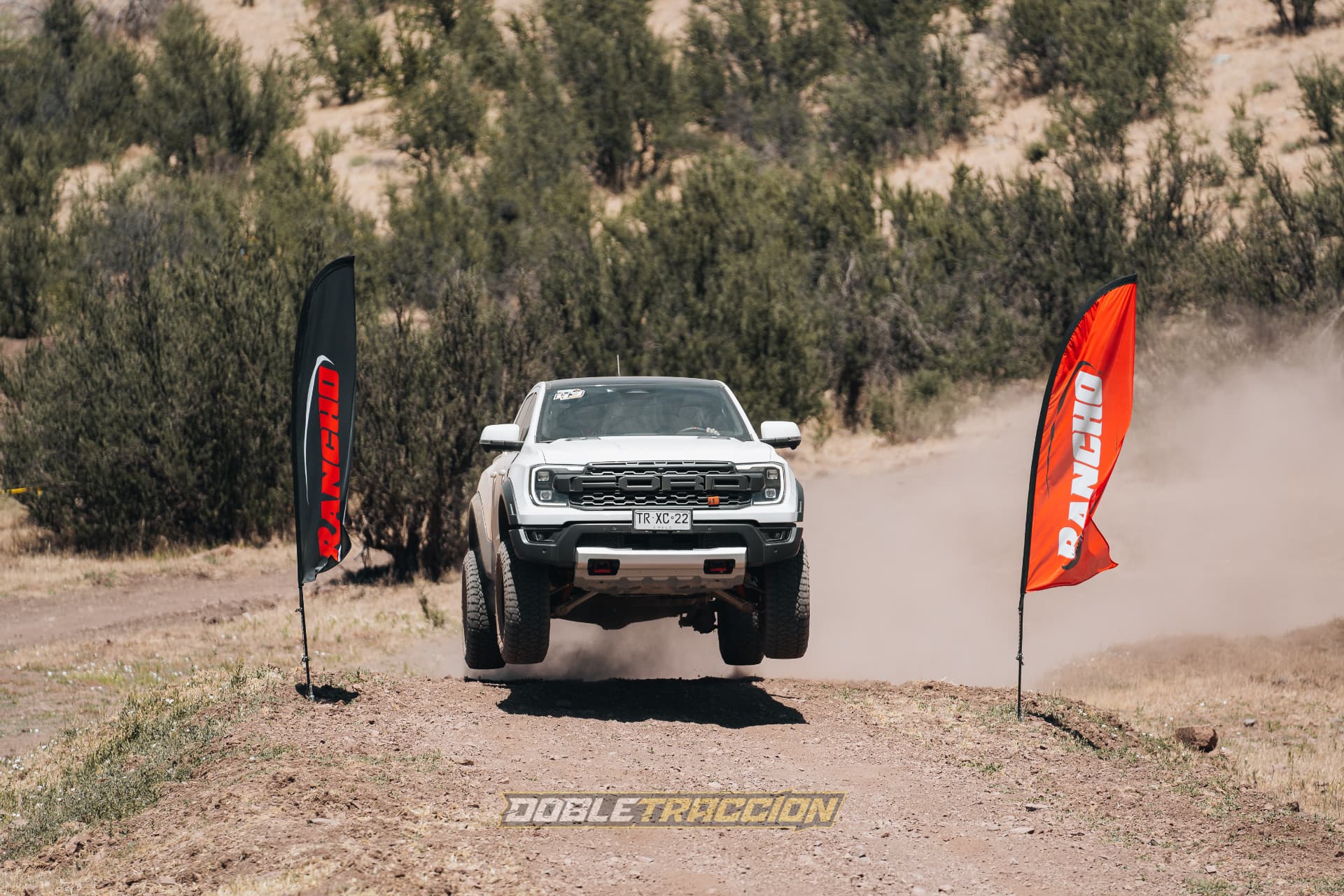 Ford Ranger Raptor blanca volando sobre el salto del Dirt Attack