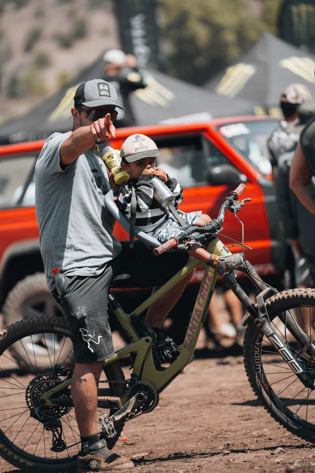Rider de BMX en el circuito