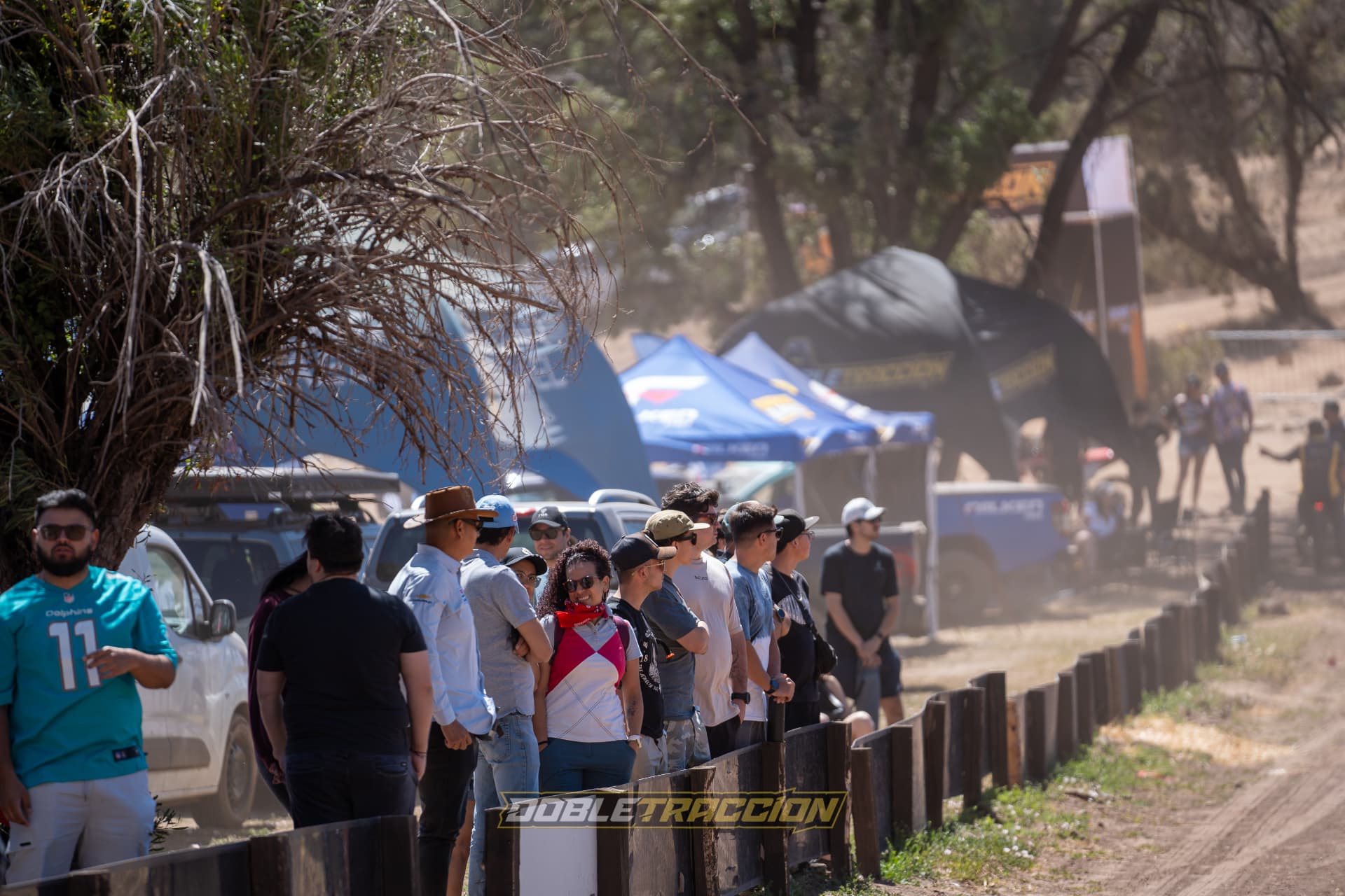 Público mirando la competencia junto a las carpas de las marcas