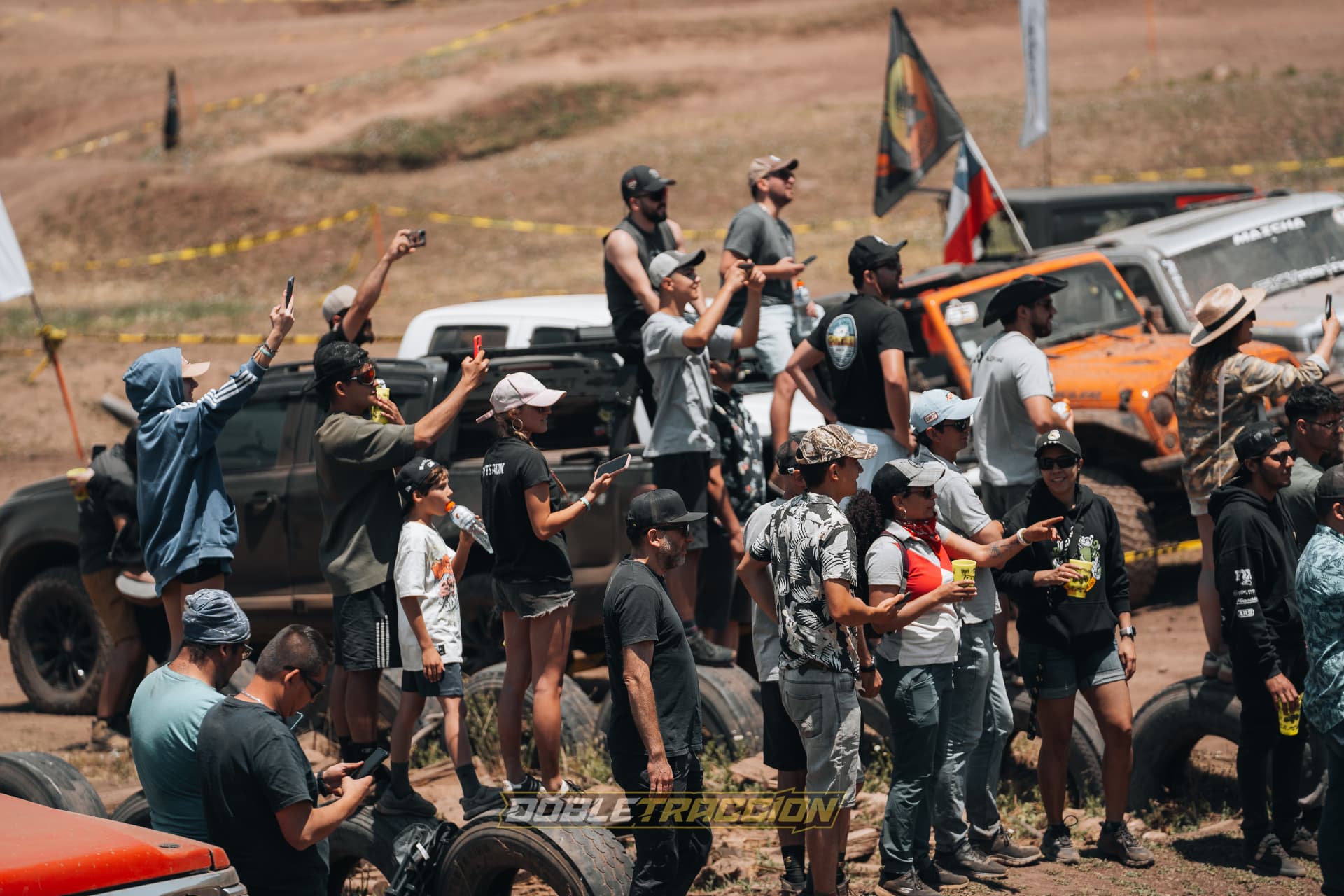 Público grabando con sus celulares el duelo de tiro