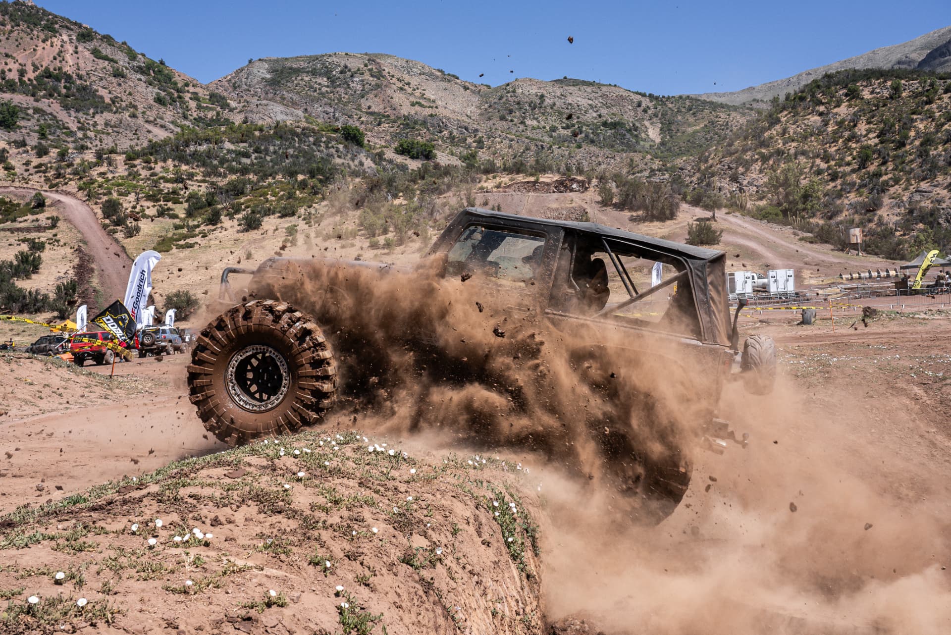 Jeep saliendo de un hoyo levantando tierra en el circuito 4x4