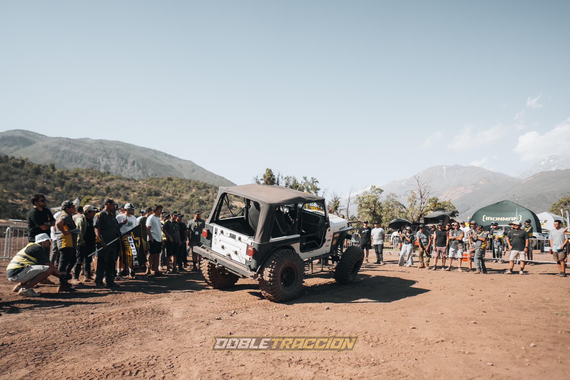 Jeep CJ blanco rodeado de público en la zona Max Flex