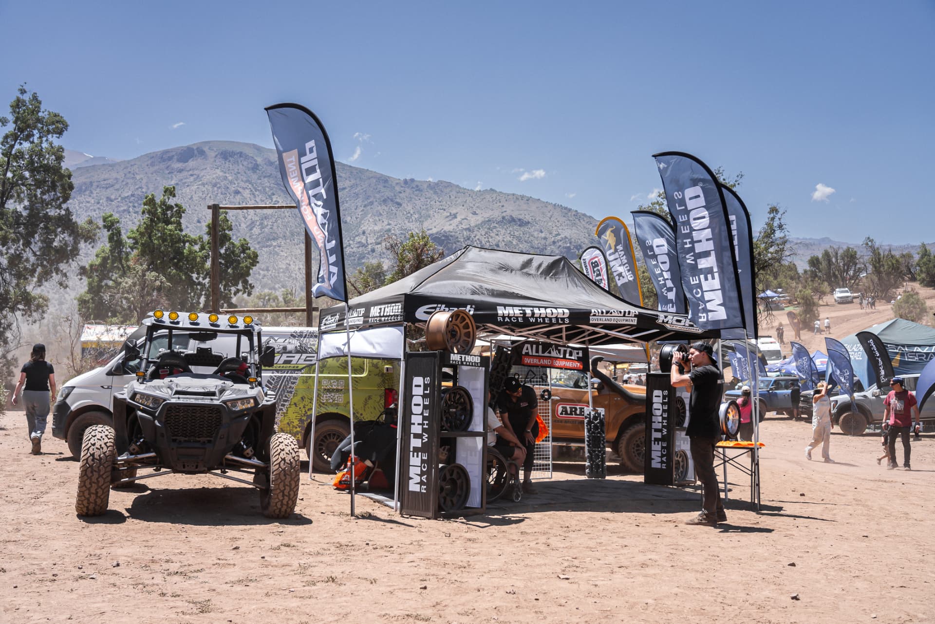 Stand de Method Race Wheels y All Top Overland con un UTV