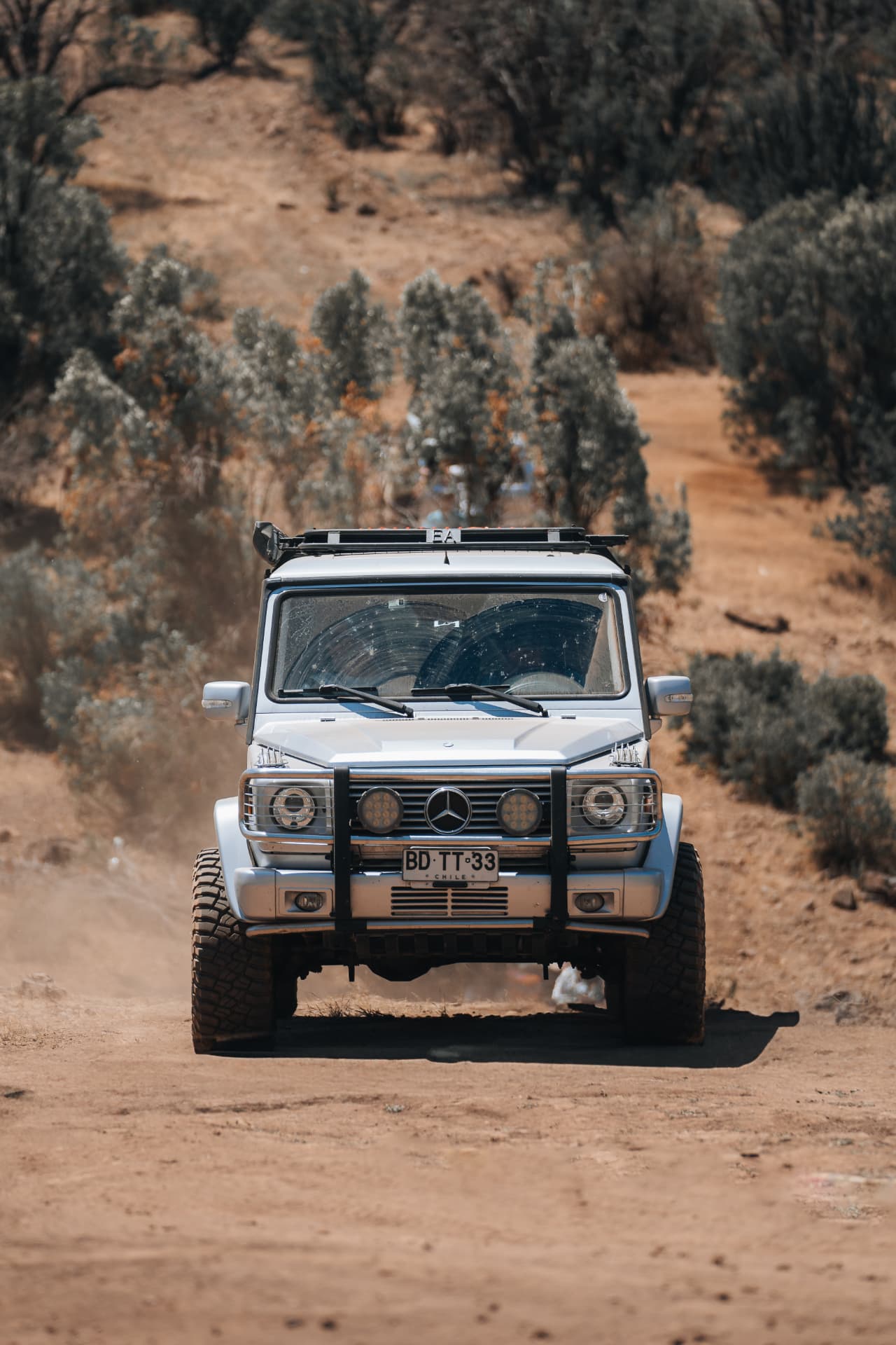 Mercedes-Benz Clase G blanco equipado avanzando por el recinto