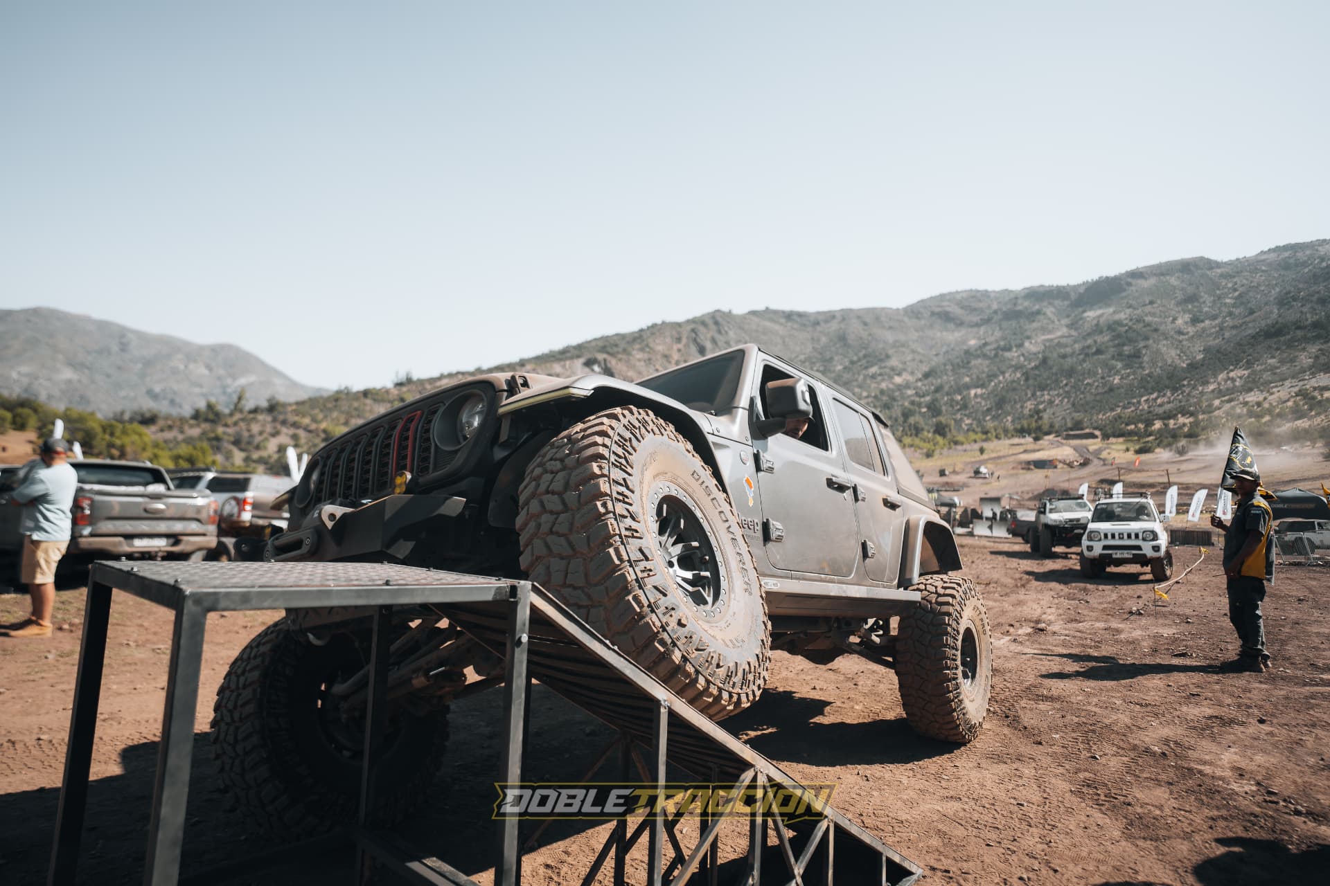 Jeep Wrangler gris preparado trepando la rampa del Max Flex
