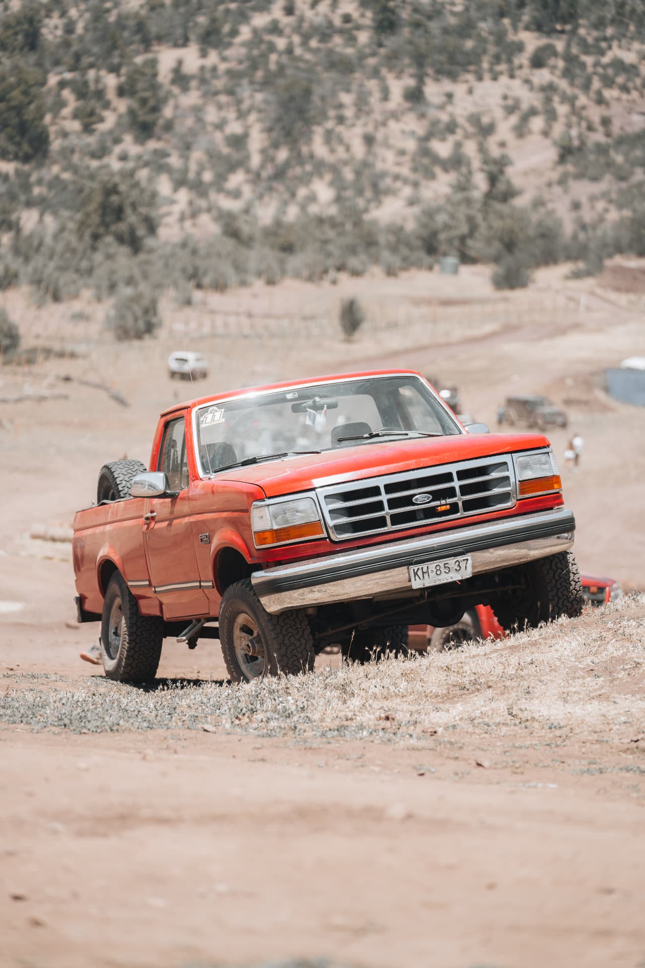 Ford F-100 roja clásica en la exhibición del Rey del Fest