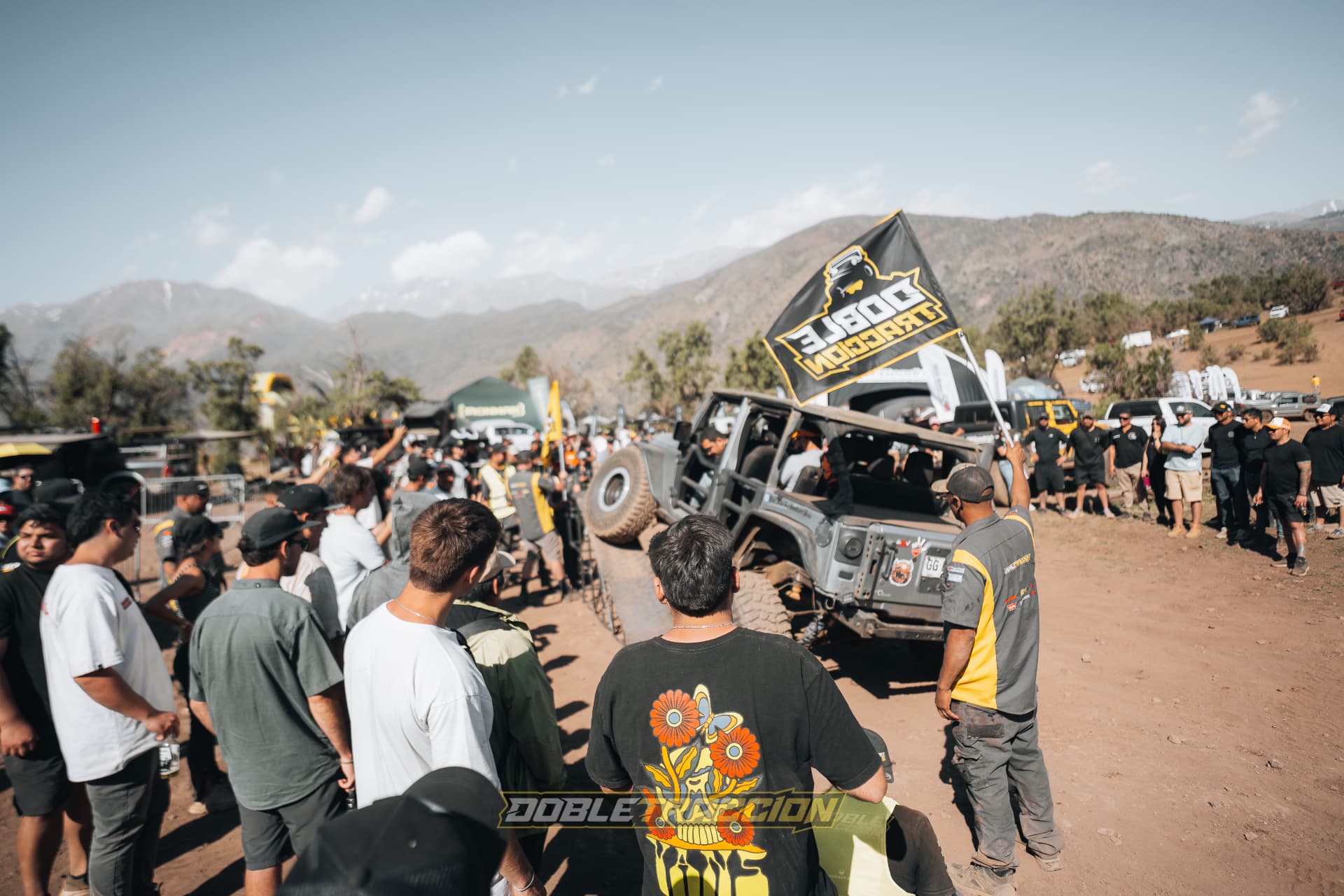 Cientos de asistentes rodeando la rampa del Max Flex con la bandera DOBLETRACCION