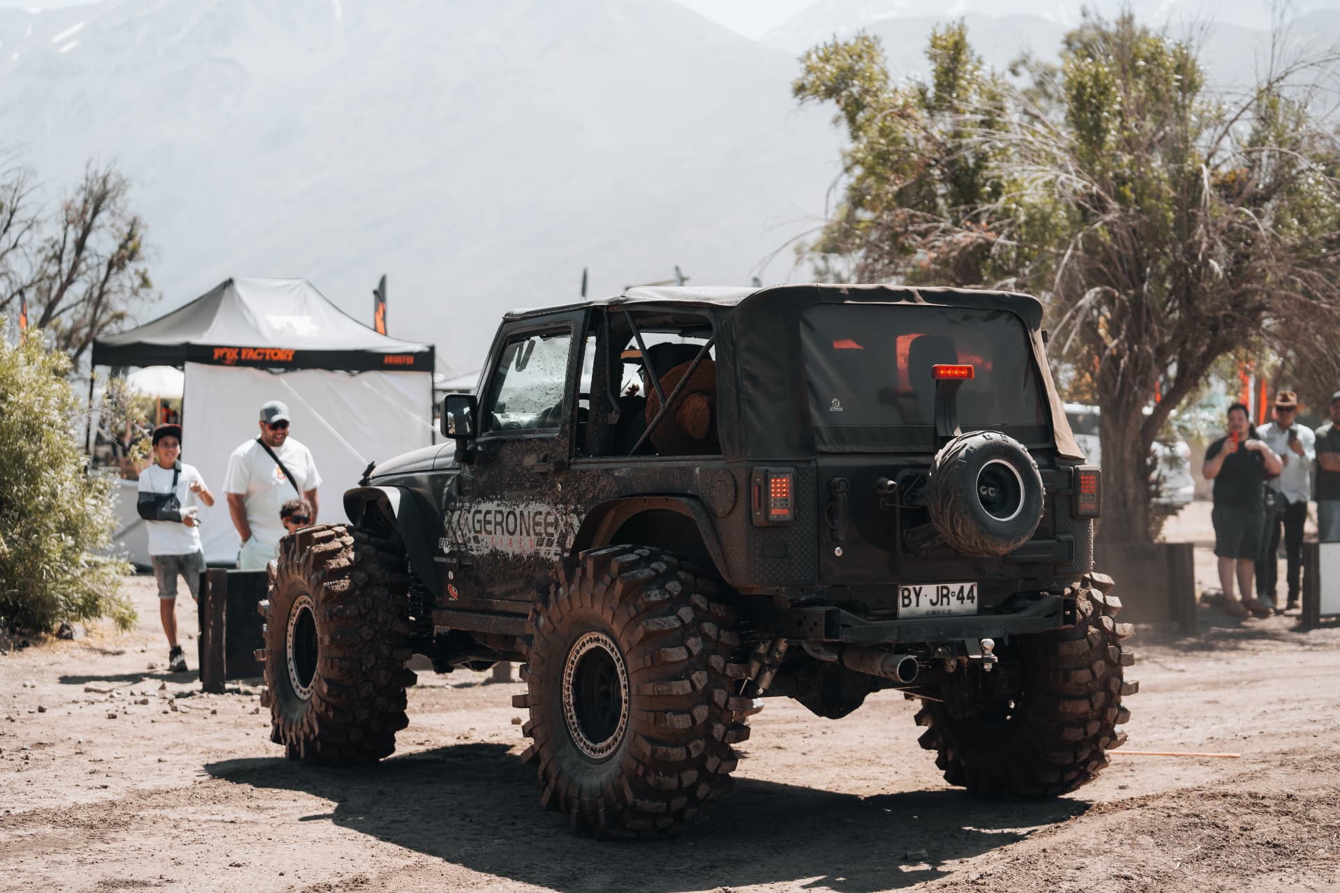 Jeep Wrangler Geronee embarrado exhibiéndose ante el público del festival