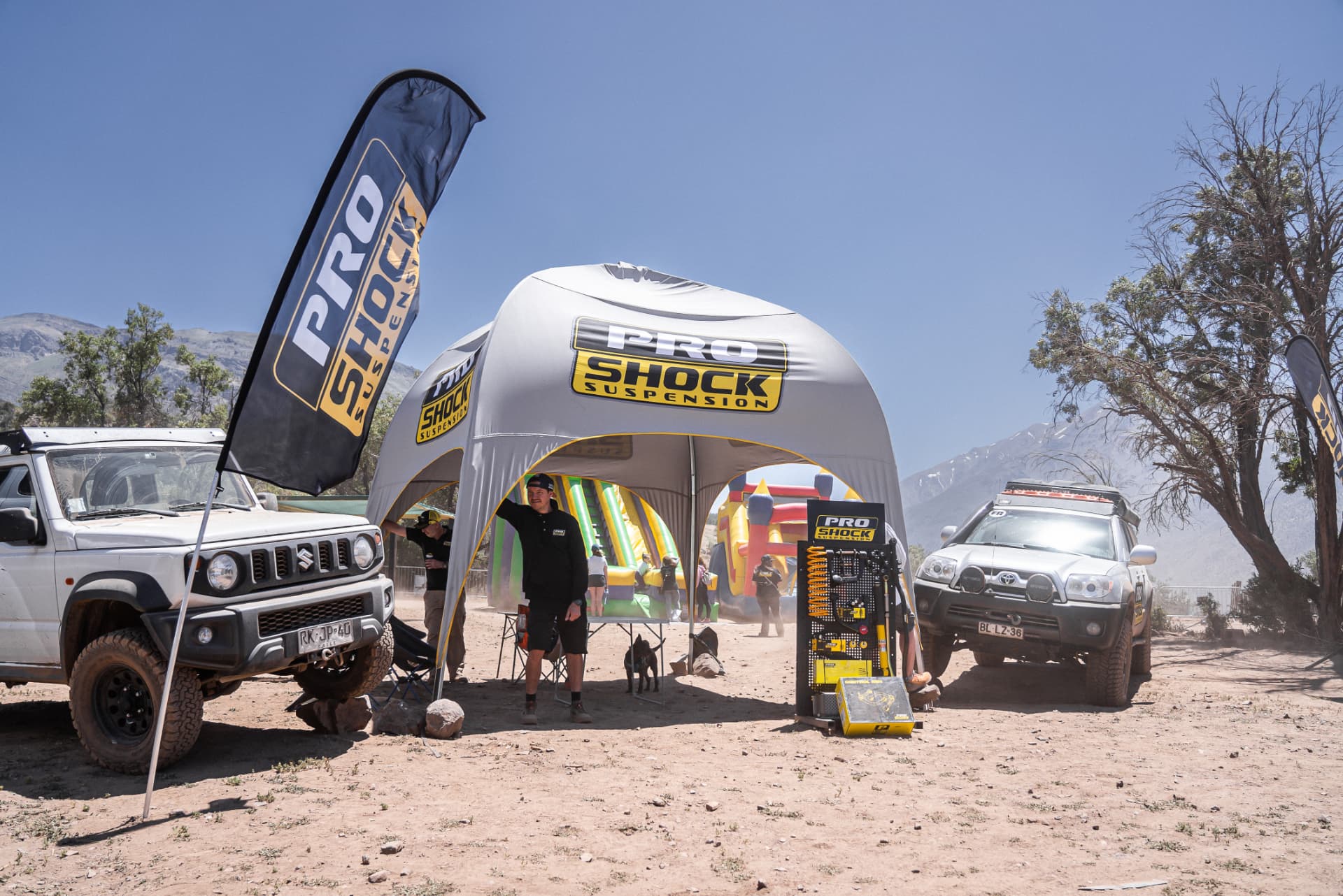 Stand de Pro Shock Suspension con vehículos 4x4