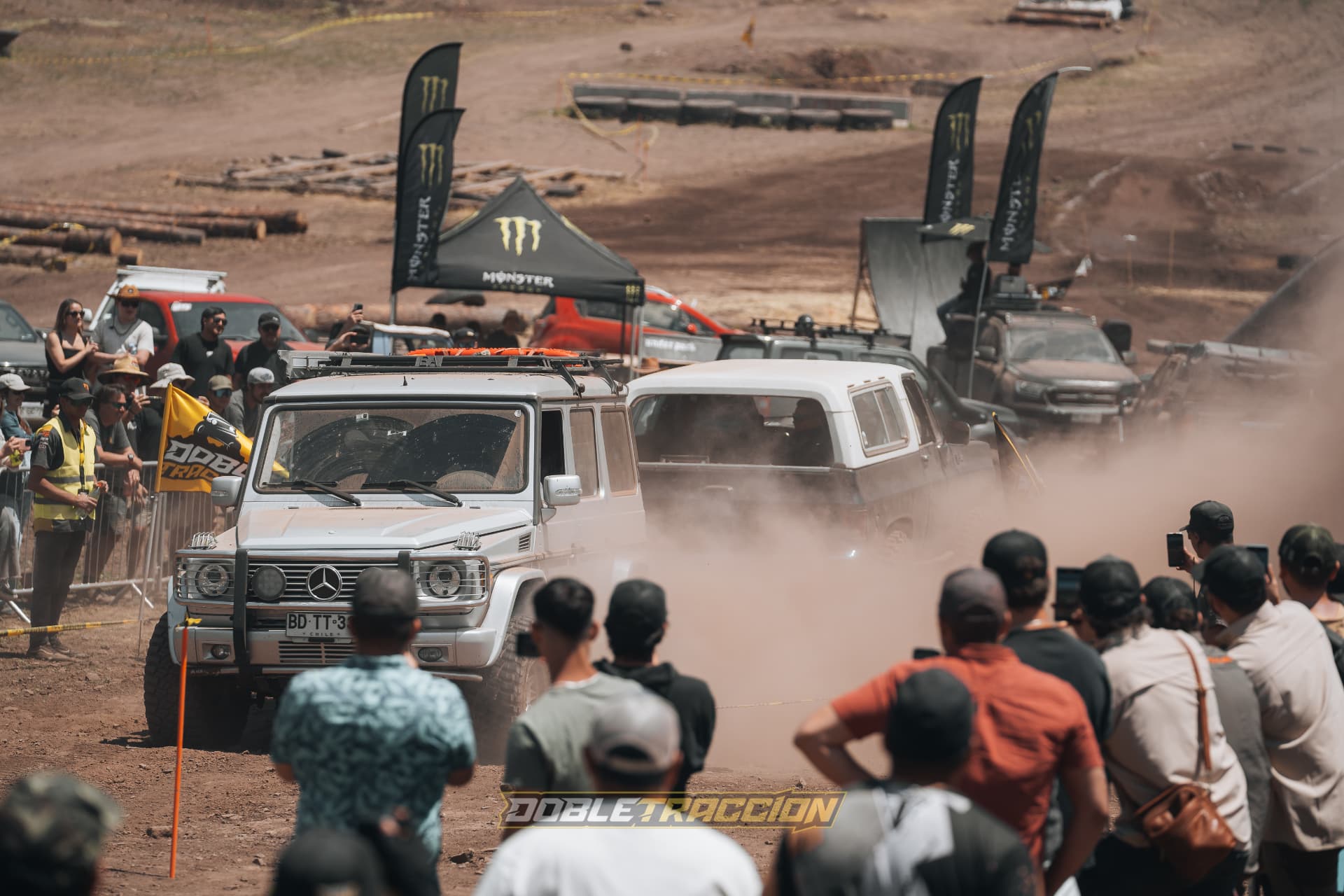 Mercedes Clase G blanco duelando frente al público en la Guerra de Tiro