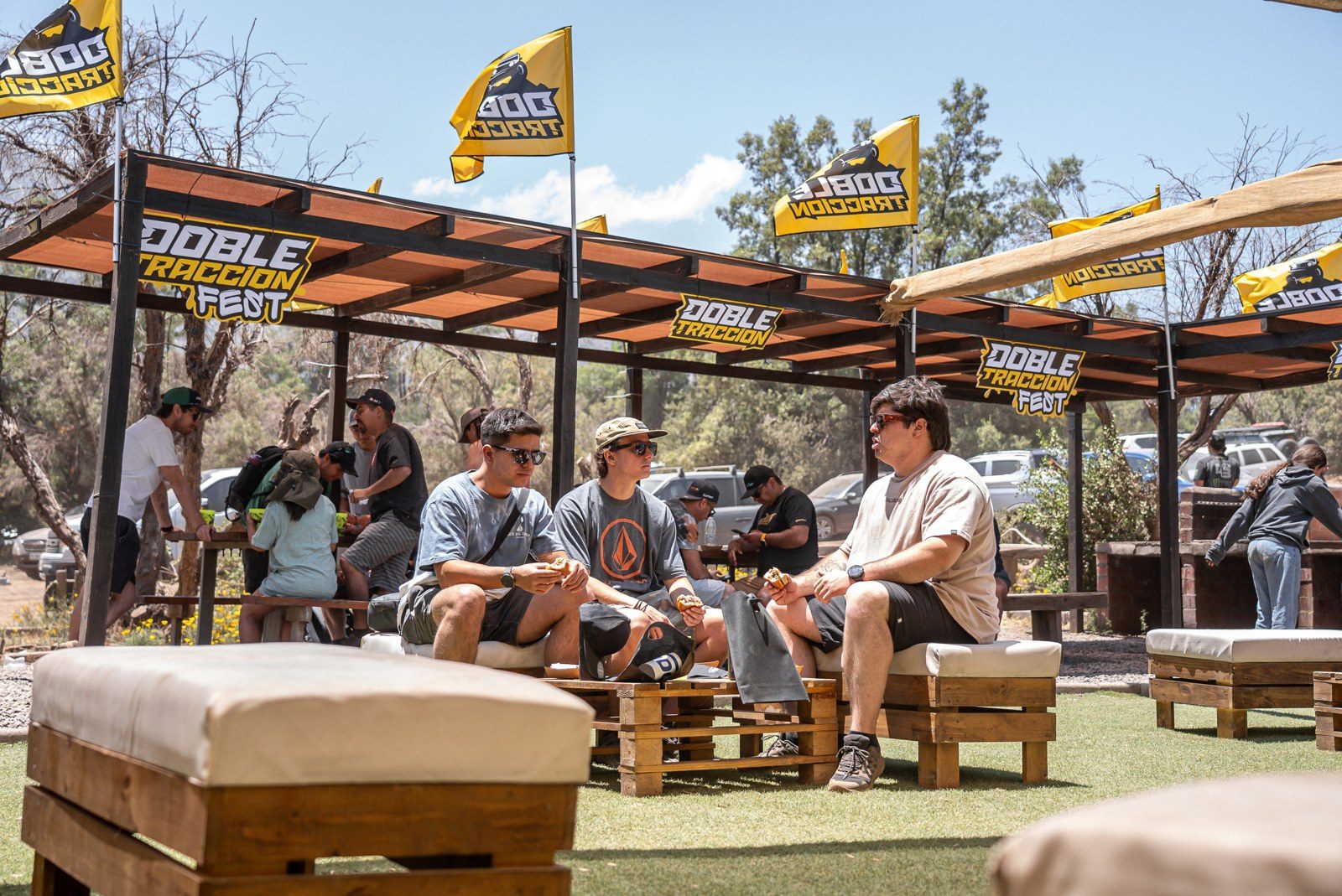 Zona de descanso y foodtrucks del festival
