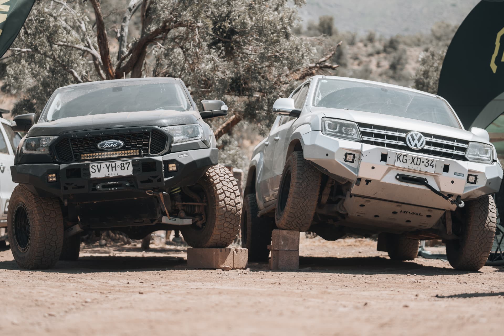 Ford Ranger y Volkswagen Amarok preparadas exhibidas lado a lado