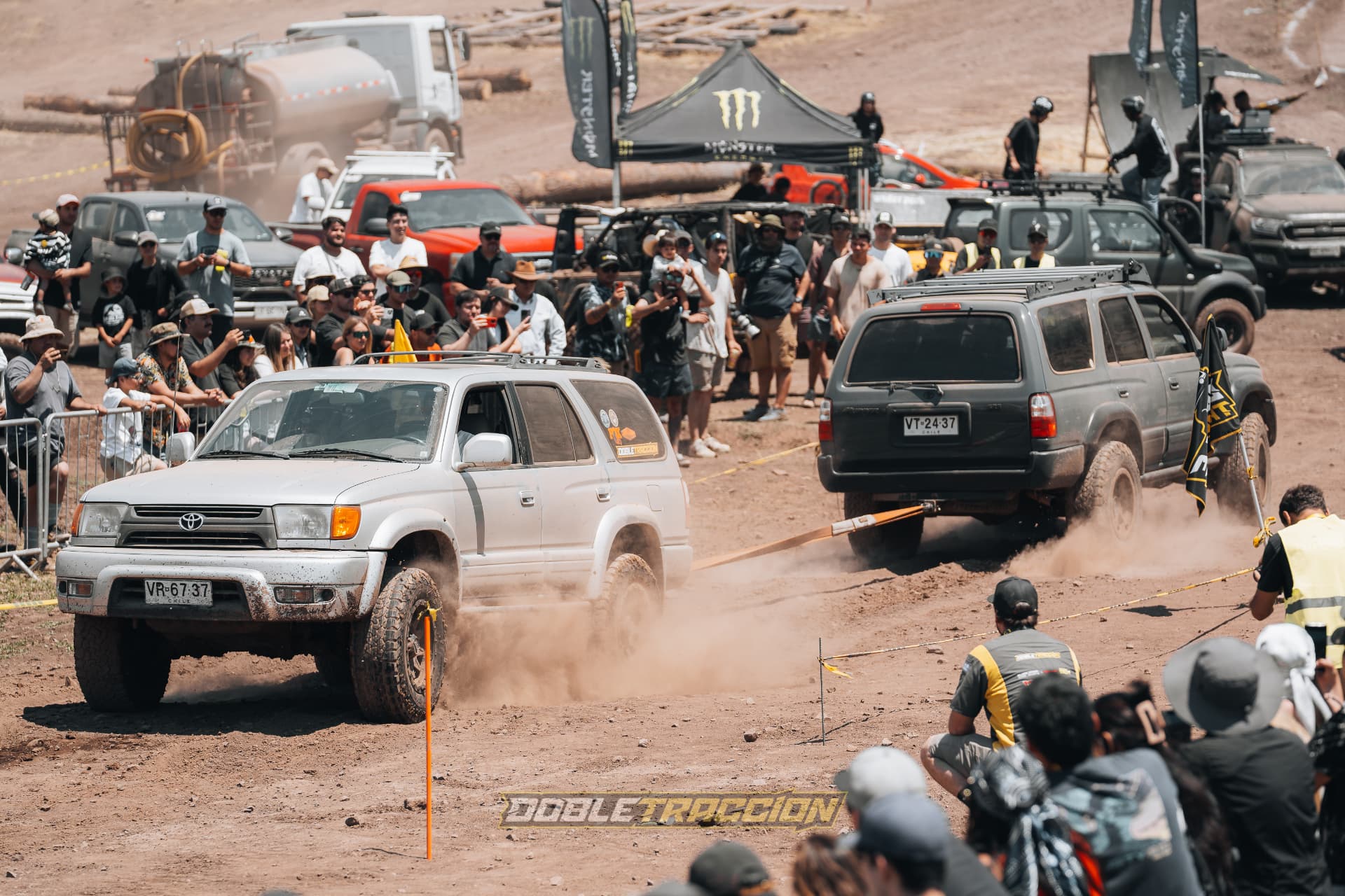 Toyota 4Runner blanca y Nissan Patrol duelando con la eslinga frente al público
