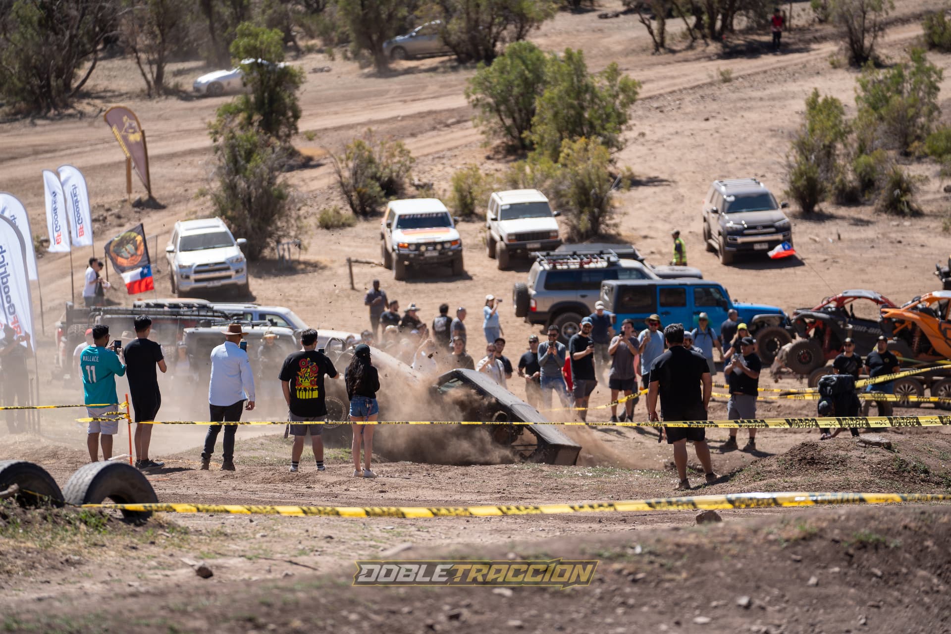 Público rodeando el circuito mientras un 4x4 levanta polvo