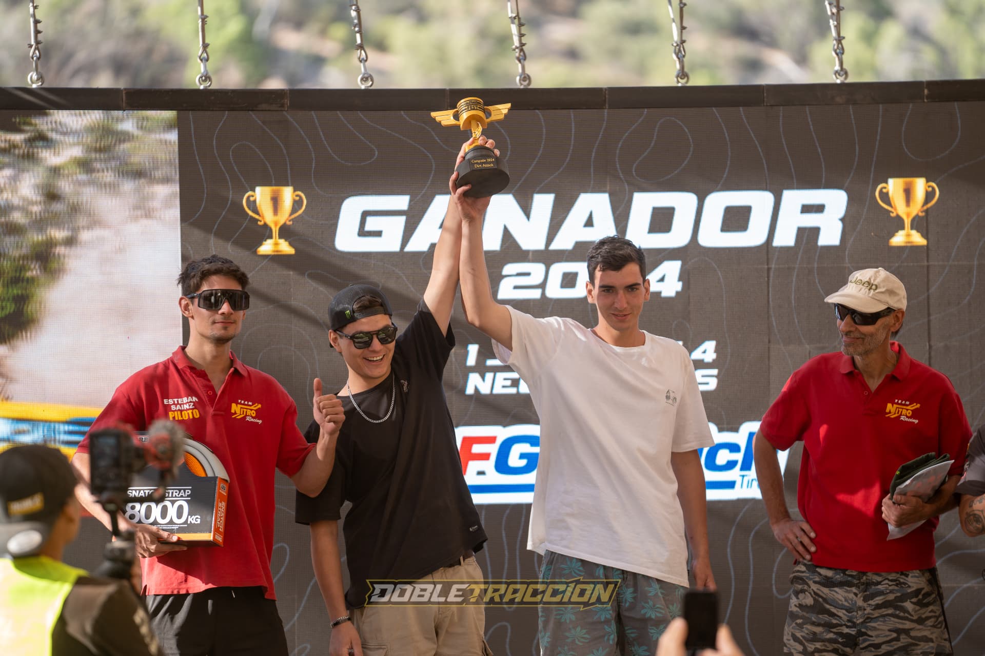 Ganador levantando el trofeo del Dirt Attack 2024