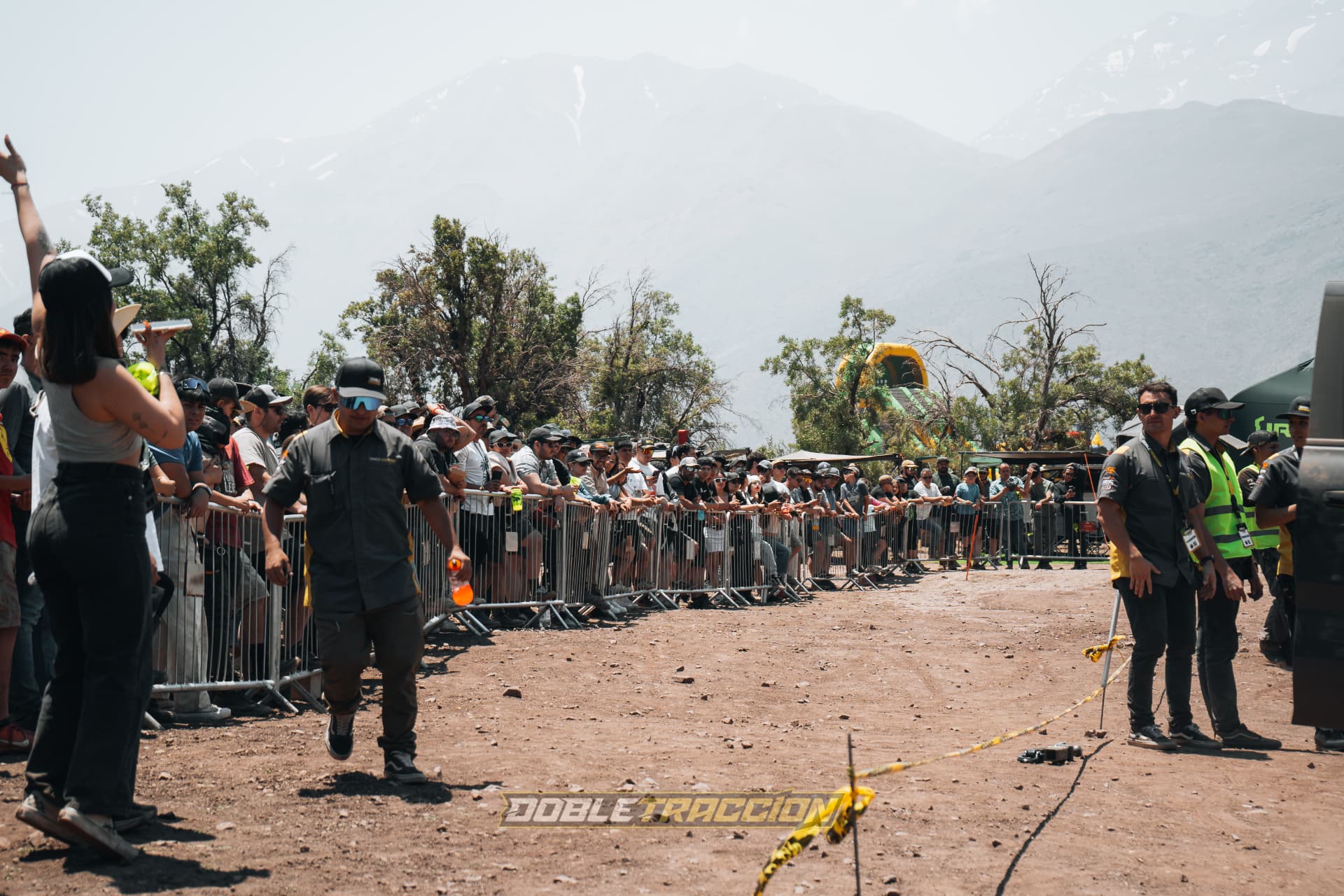 Público en las vallas con la cordillera de fondo