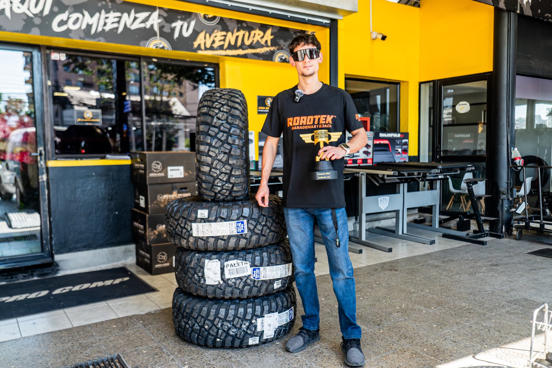 Campeón 2024 con su trofeo y neumáticos BFGoodrich