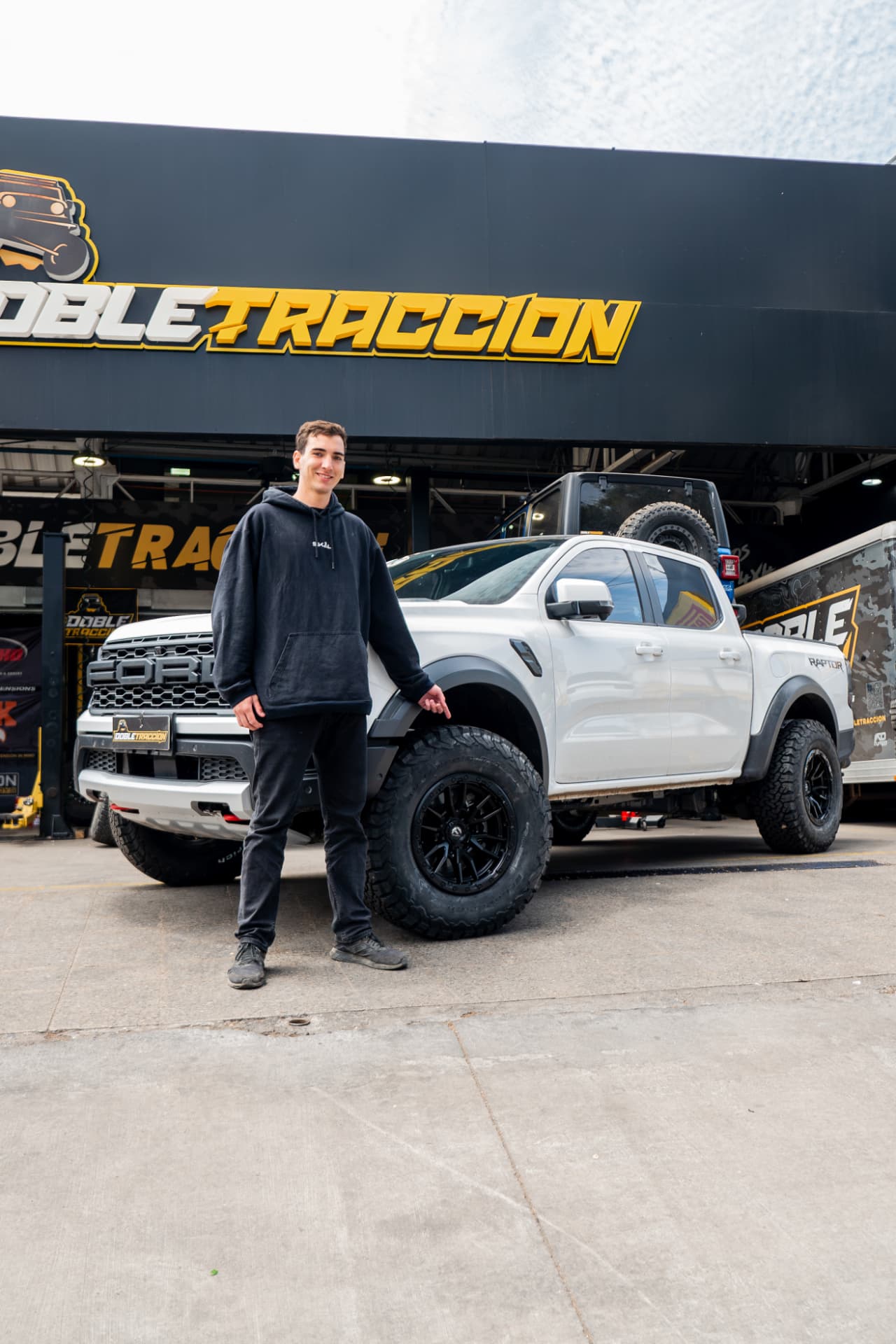 Ganador junto a su camioneta y premio BFGoodrich