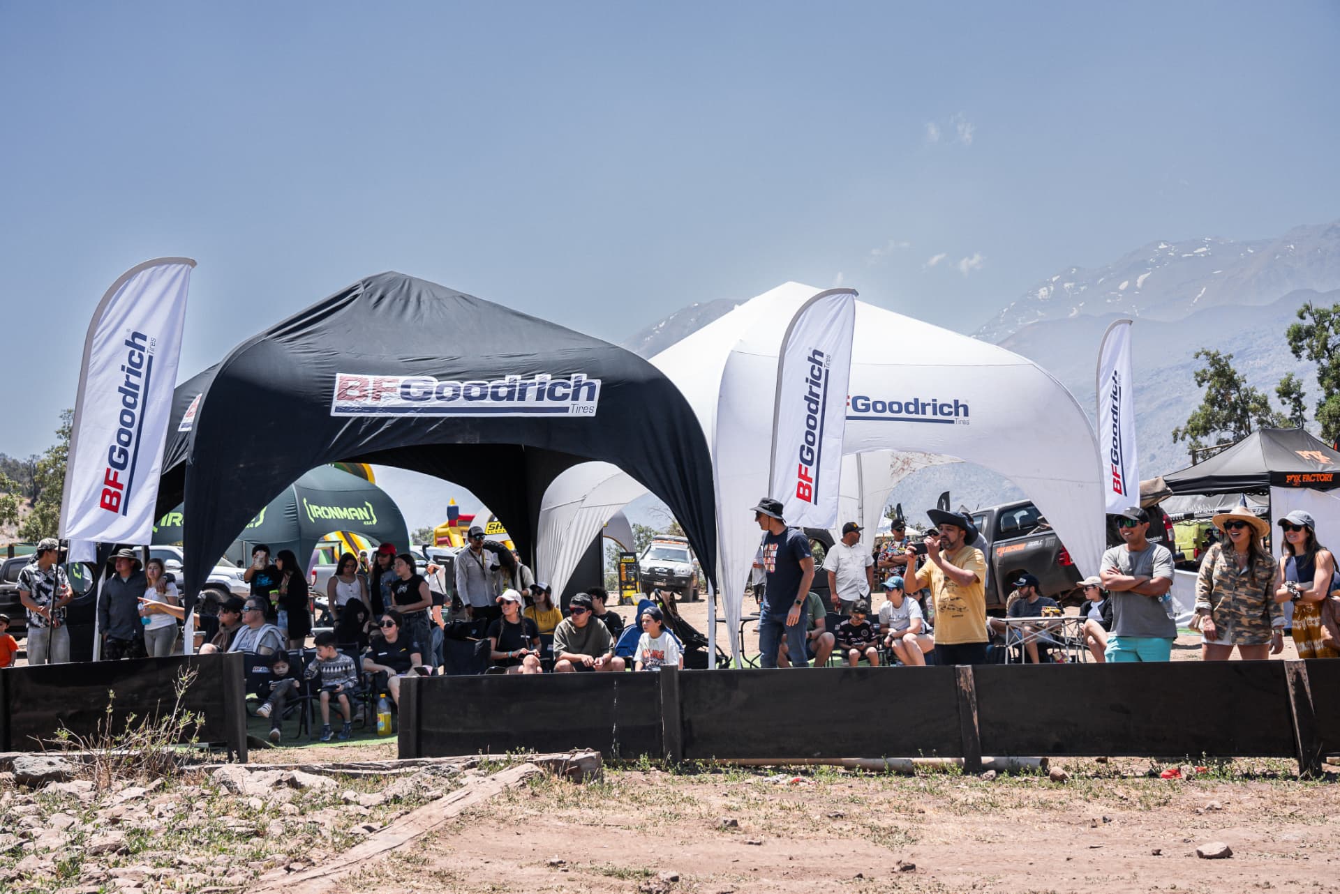Carpas de BFGoodrich con público mirando la competencia