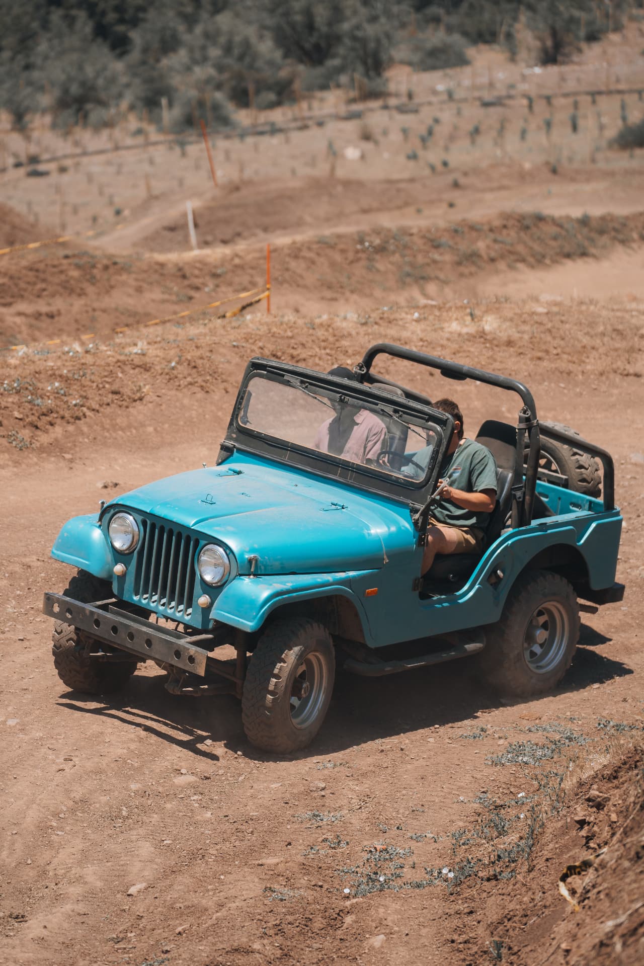 Jeep CJ celeste clásico restaurado recorriendo el recinto del festival