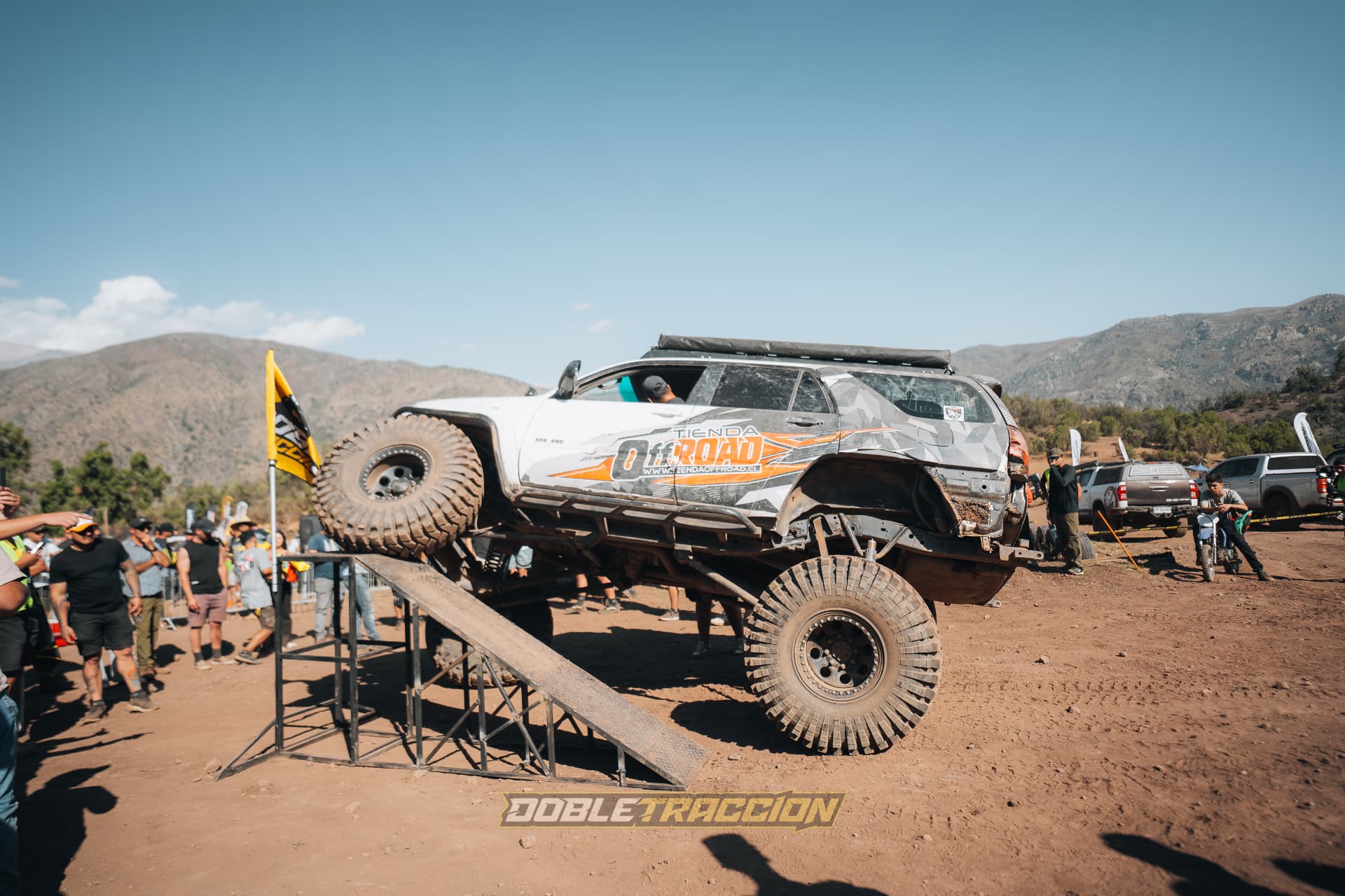 Toyota 4Runner de Tienda Offroad articulando sobre la rampa